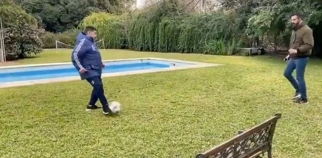 Maradona con la pelota.